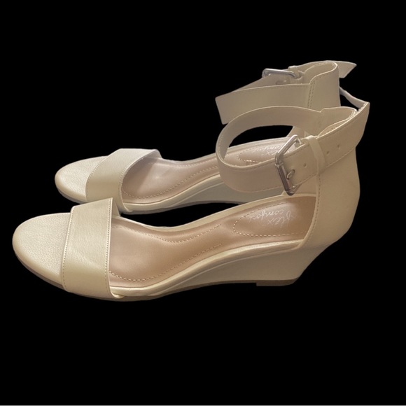 Dexflex Comfort Wedge Strappy Sandals size 6 White - Picture 2 of 8